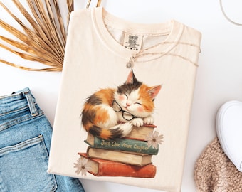 Maglietta con gatto calico, maglietta con amante dei libri calico, simpatica maglietta per amanti dei gatti, divertente regalo per proprietari di animali domestici, maglietta con grafica estetica a forma di gatto per donna, Comfort Colors®