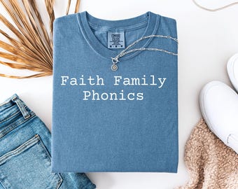 Maglietta per mamme che istruiscono a casa, maglietta Faith Family Phonics, maglietta divertente per mamme, maglietta Mom Life, regalo per chi istruisce a casa, mamma che istruisce a casa, Comfort Colors®