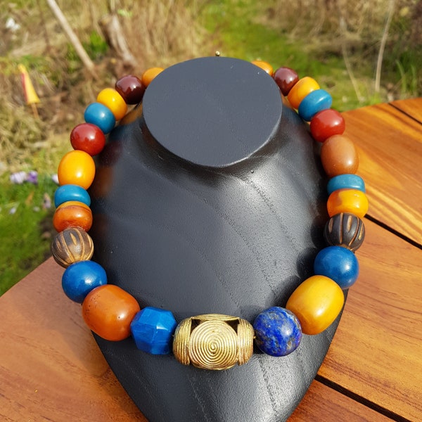 Collier avec agate, lapis lazuli, perles anciennes en résine et laiton d'Afrique, bois, cornaline