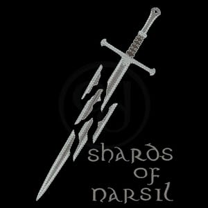 Op de afbeelding: Een zilveren zwaardontwerp met een gebroken lemmet, tegen een zwarte achtergrond. De tekst "shards of Narsil" staat onder het zwaard in een gestileerd lettertype. Het zwaard heeft een gedetailleerde greep en pareerstang.