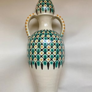 Vase vintage en poterie d&#39;Afrique du Nord peint à la main avec deux anses