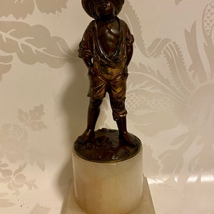 Scultura antica francese in bronzo di ragazzo