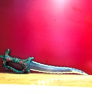 Royal rajputana handcrafted silver\dagger\court knife with hand cut jadeite/jade stone hand grip in crown/mukut pattern & wootz blade