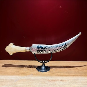Indian handcrafted dagger/khanjar/knife in beautiful silver damascening with chevron pattern balde & crown shape hand grip
