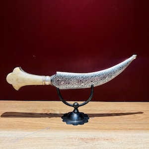 Indian handcrafted dagger/khanjar/knife in beautiful silver damascening with chevron pattern balde & crown shape hand grip