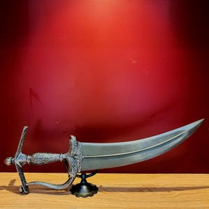 vintage wootz Mughal or Rajput south Indian chilanum bichua khanjar with chiselled handle