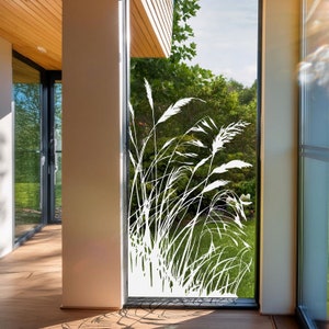 Puede incluir: Adhesivo de vinilo blanco para ventana con una silueta de hierba alta que se mueve con el viento. El diseño es perfecto para agregar privacidad y un toque natural a cualquier ventana.