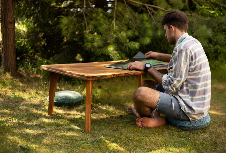 Low Live Edge Solid Oak Coffee/Comedor/Escritorio de trabajo/Mesa de estar en el suelo. Roble báltico naturalmente muerto. imagen 3