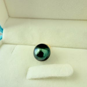Natural color Tahitian pearl pendant