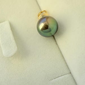 Natural color Tahitian pearl pendant