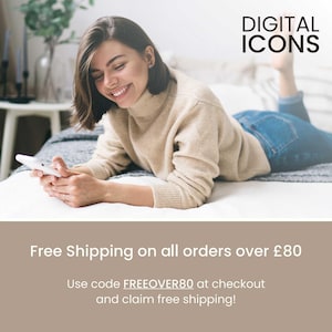 K&ouml;nnte beinhalten: Eine Frau in einem beigen Rollkragenpullover und blauen Jeans benutzt ein wei&szlig;es Smartphone. Der Text "DIGITAL ICONS" ist zu sehen.