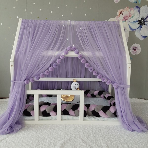 Auvent Montessori avec pompons pour chambre d'enfant. Ciel de lit en tulle.