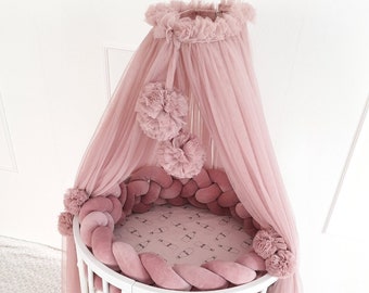 Auvent en tule parfait avec pompons. Auvent pour chambre de bébé.