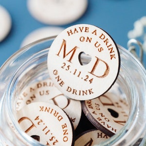 Fichas para bebidas de boda // Iniciales y fecha de la pareja para el día de la boda. Tómese una copa por nuestra cuenta con un corazón recortado