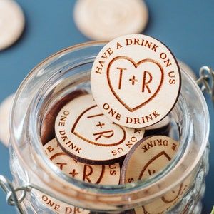 Fichas para bebidas con forma de corazón // Iniciales y fecha de la pareja de novios. ¡Tome una bebida por nuestra cuenta! Fichas personalizadas perfectas para cualquier boda.