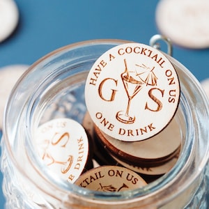 Gettoni per drink di nozze / Prendi un cocktail per noi / Iniziali del giorno delle nozze. Gettone per cocktail Bevande per matrimoni e feste Bevande e bomboniere per matrimoni