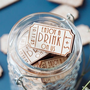 Fichas para bebidas de boda de estilo retro de cine en estilo art déco. Nuestras hermosas fichas de bar están personalizadas con los detalles del día de su boda.
