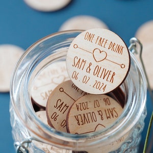 Fichas para bebidas de boda de estilo boho Fichas de barra de bebidas personalizadas con nombres de pareja y fecha / Corazón de amor con bebida gratis / Diseño rústico encantador