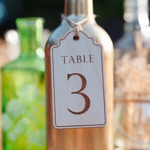 Números de lugar rústicos - Decoraciones de mesa clásicas y atemporales - ¡Decoraciones de boda para botellas, tarros y bodas bohemias increíbles!
