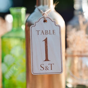 Plaques de table rustiques personnalisées - Marque-places de table pour bouteilles, bocaux et incroyables mariages bohèmes, gravés