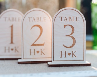 Rustikale Hochzeit Tischnummern - Einzigartige Tischnummern Personalisiert mit den Initialen des Paares. Freistehend, Boho Rustikal