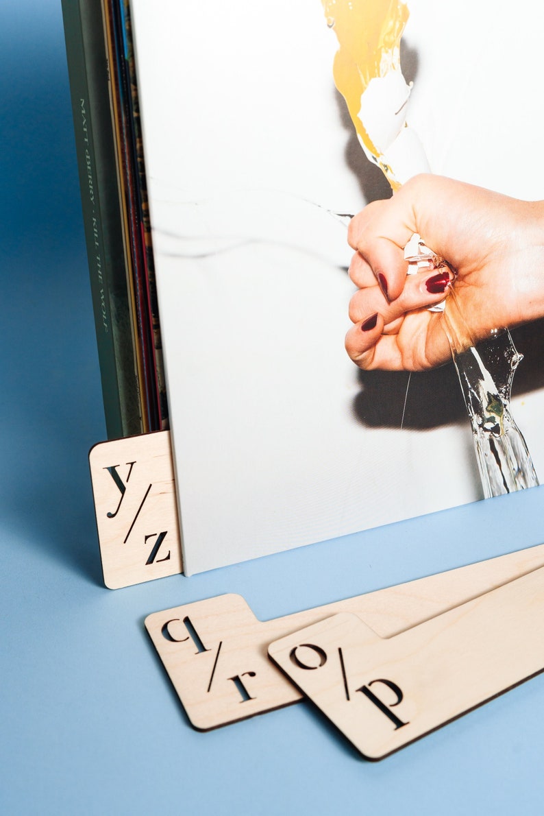 Puede incluir: Divisores de madera para discos de vinilo con letras recortadas. Los divisores est&aacute;n etiquetados como "y/z", "d/r" y "o/p".