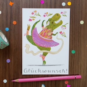 Geburtstagskarte A6 mit handgezeichnetem Dino Motiv, Grußkarte mit Handlettering "Glückwunsch", Kunstdruck mit Dino Ballerina Illustration