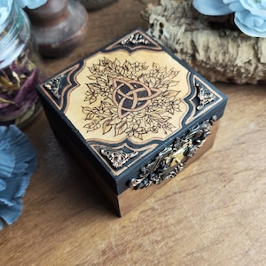 Boite à bijoux pendule talisman triquetra pour sorcière