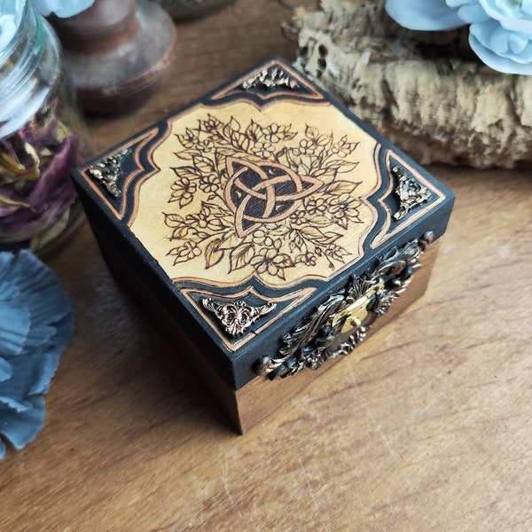 Boite à bijoux pendule talisman triquetra pour sorcière