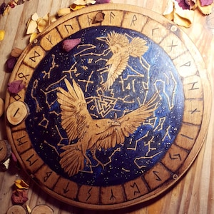 Planche de divination runiques, runes Futhark, constellations, Odin, corbeaux, valknut, Hugin et Munin