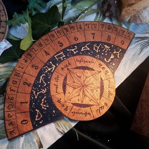 Pendule Planche de divination pendule radiesthésie en bois charte pendule pyrogravée constellations Zodiac astrologie