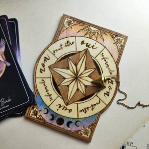Charte pendule et support carte tarot tirage unique recto verso boussole etoiles lune et soleil