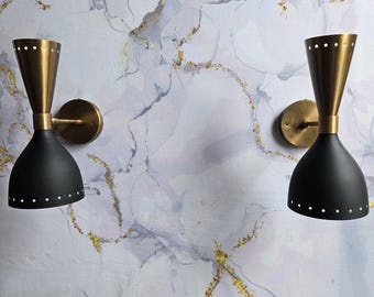 Par de apliques de pared italianos Diablo de los años 50, estilo Stilnovo, lámpara de pared de latón, lámpara de doble luz de latón crudo, lámpara italiana hecha a mano