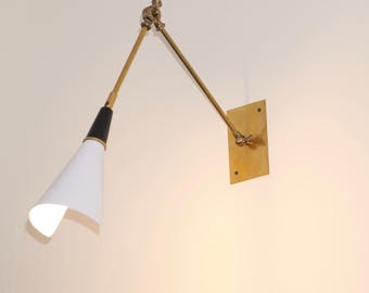 Elegante lámpara de pared de latón hecha a mano para la decoración de tu hogar.