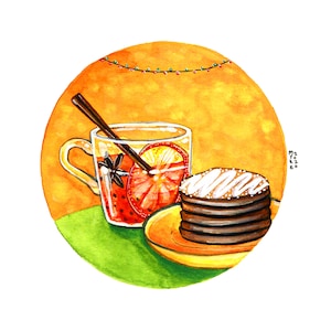 Op de afbeelding: Een aquarel-illustratie van een mok met hete gekruide cider met sinaasappelschijfjes en een kaneelstokje, en een stapel chocoladekoekjes met witte glazuur op een geel bord. De achtergrond is een gele cirkel met een groene rand en een reeks rode en groene lampjes.