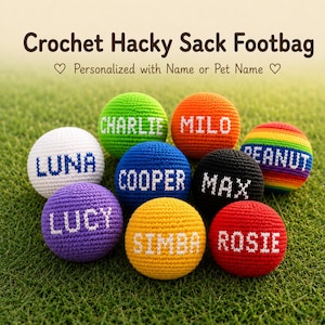 Puede incluir: Una colección de coloridos sacos de hacky sack de ganchillo, cada uno con un nombre diferente bordado en blanco. Los sacos de pie son de varios colores, incluyendo verde, naranja, azul, negro, morado, amarillo y rojo. El texto en la parte superior dice "Crochet Hacky Sack Footbag".