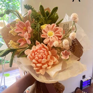 Confezione personalizzata per bouquet di fiori all'uncinetto
