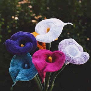 Afgewerkte gehaakte calla leliebloem, gehaakt boeket, bruidsboeket, jubileumcadeau, housewarmingcadeau, woondecoratie, gehaakte kunst