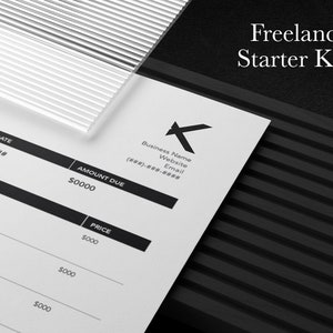 Puede incluir: Una plantilla de factura en blanco y negro con el texto "Freelance Starter Kit" en la parte superior. La factura incluye campos para la fecha de vencimiento, el importe adeudado y el precio. La factura también incluye un nombre comercial, un sitio web y una dirección de correo electrónico.