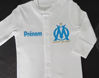 Pyjama bébé unisexe personnalisé " OM avec le Prénom de votre choix " Couleur du Logo et du prénom Bleu Clair ou Rose Claire au choix