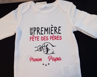 Bodies Body bébé unisexe Personnalisé "Notre Première fêtes des Pères avec le prénom de votre choix" et différente couleurs au choix