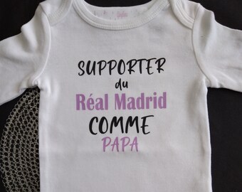 Bodies Body bébé ou t-shirt personnalisé "Supporter ou Supportrice du Réal Madrid comme Papa ou (Parrain, Papi, Maman…)"