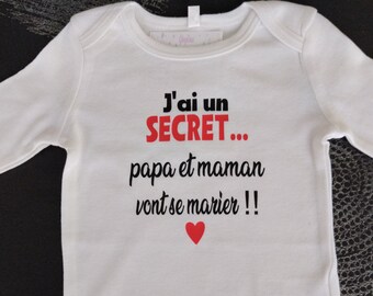 Body bodies bébé ou t-shirt personnalisé unisexe annonce Mariage "J'ai un Secret Papa et maman ou les mots de votre choix vont se Marier !!"