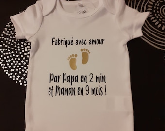 Bodie Body neonato personalizzato "Fatto con amore da papà in 2 minuti e mamma in 9 mesi"