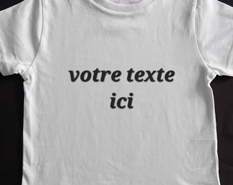 T-shirt enfant personnalisé avec "le texte de votre choix" sur le t-shirt et police d'écriture au choix