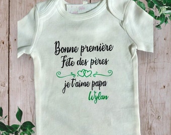 Personalisierter Unisex-Baby-Body „Alles Gute zum ersten Vatertag, ich liebe dich, Papa“ mit dem Vornamen Ihrer Wahl. Farbe des Vornamenmusters Ihrer Wahl