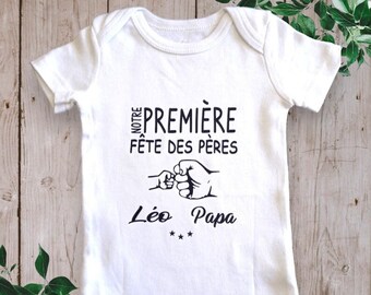 Bodies Body bébé unisexe Personnalisé "Notre Première fêtes des Pères avec le prénom de votre choix" et différente couleurs au choix