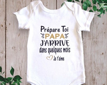 Bodie Personalisierter Baby-Body, Schwangerschaftsankündigungen „Mach dich bereit, DAD oder das Wort deiner Wahl, ich komme in ein paar Monaten an, ich liebe dich“