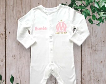 Pyjama bébé unisexe personnalisé " OM avec le Prénom de votre choix " Couleur du Logo Rose claire et du prénom Rose Claire ou OR au choix