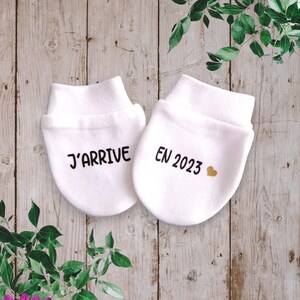 Personalized unisex baby mittens "I'm arriving in 2023 or with the first name or word of your choice 2 words maximum"